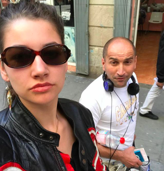 O tânără a făcut selfie-uri cu bărbaţii care au hărţuit-o pe stradă: Care au fost reacţiile