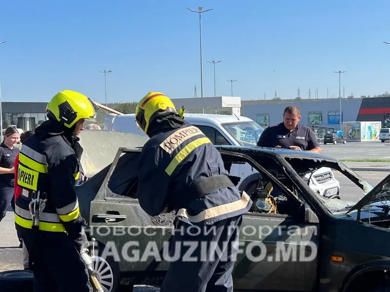 O mașină a luat foc din mers la Comrat