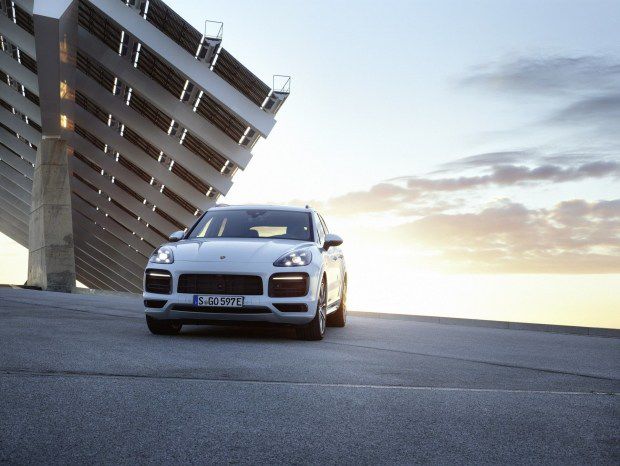 Porsche представил новый гибридный Cayenne