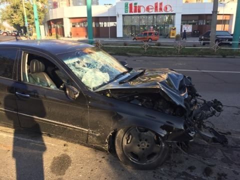На Телецентре разбился Mercedes, водитель госпитализирован