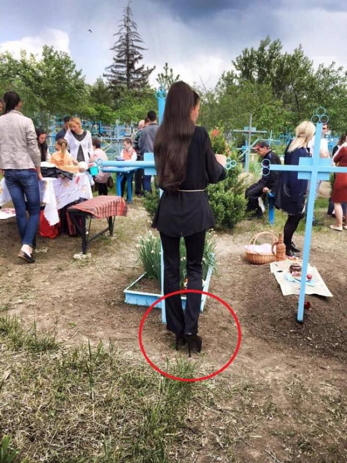 Ce tocuri a ales să poarte o domnișoară la cimitir de Paștele Blajinilor