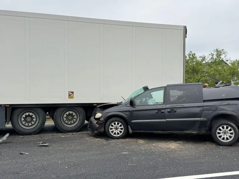 Accident grav la Iași: O mașină din Moldova s-a izbit de un camion la PTF Sculeni