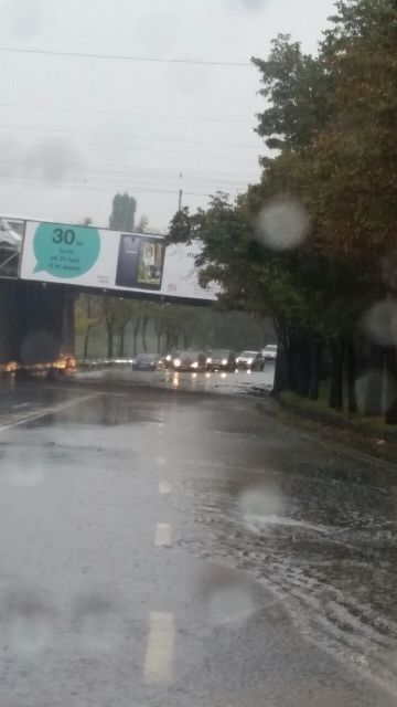 Непогода в Кишиневе: Албишоара вновь затоплена, на Колумне упало дерево