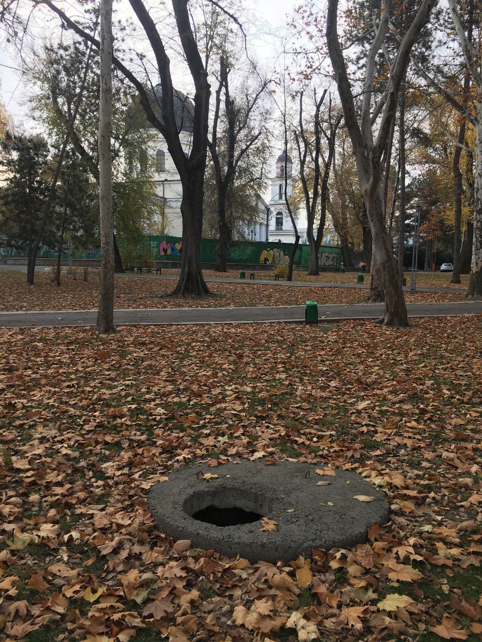 В центральном парке несколько месяцев открыты канализационные люки