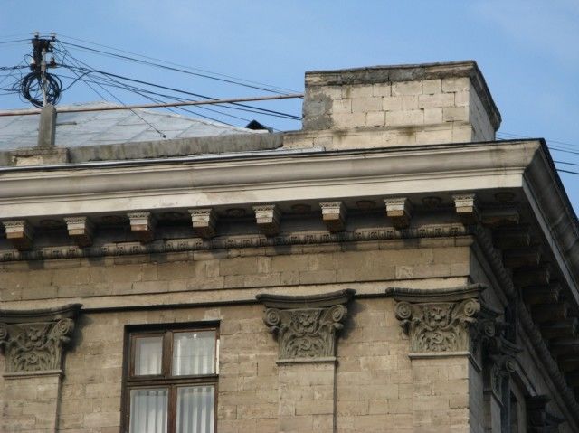 В центре Кишинева сняли лепнину, украшавшую фасад здания