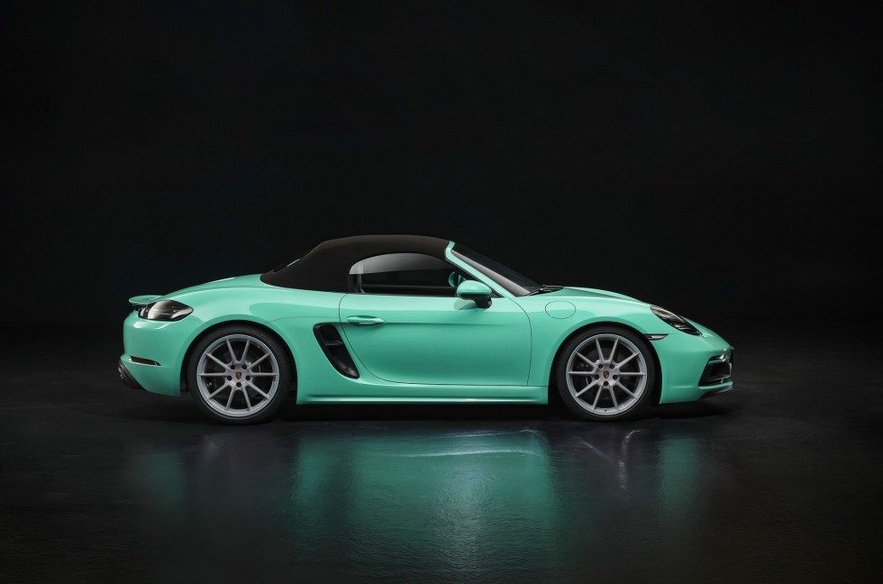 Porsche предлагает покрасить авто под любой оттенок лака для ногтей или сумочки