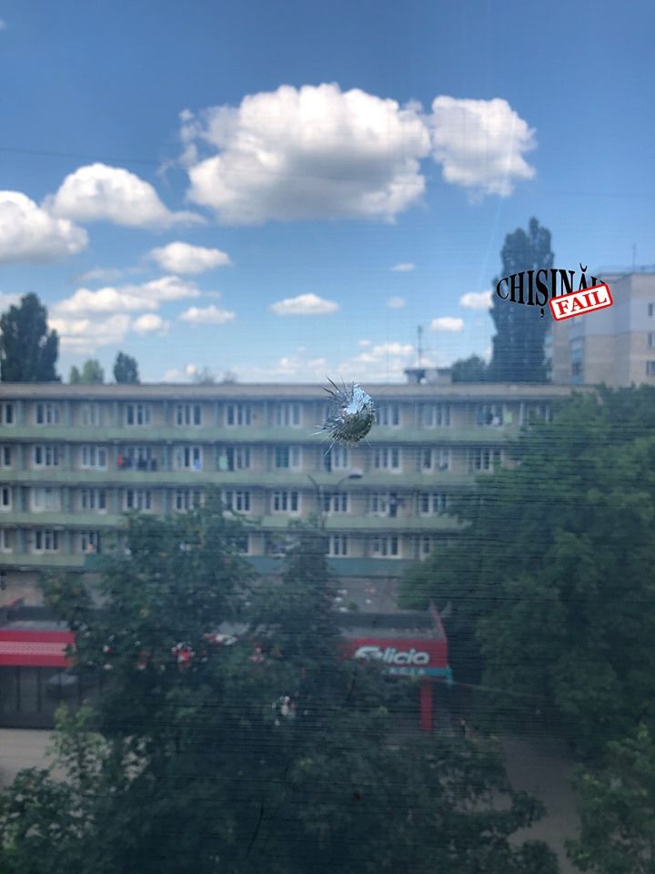 Житель Кишинева пожаловался на обстрел окна из пневматики