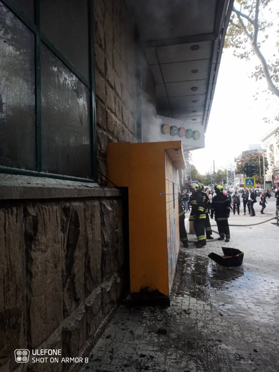 В столице загорелся почтовый терминал: огонь тушили две бригады пожарных