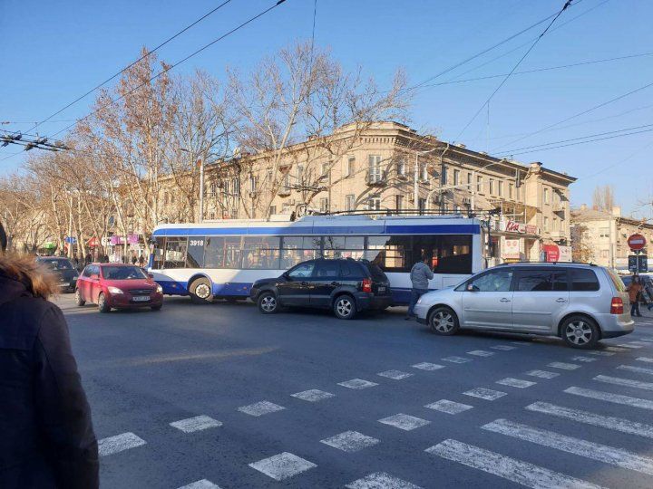 В столице автомобиль столкнулся с троллейбусом