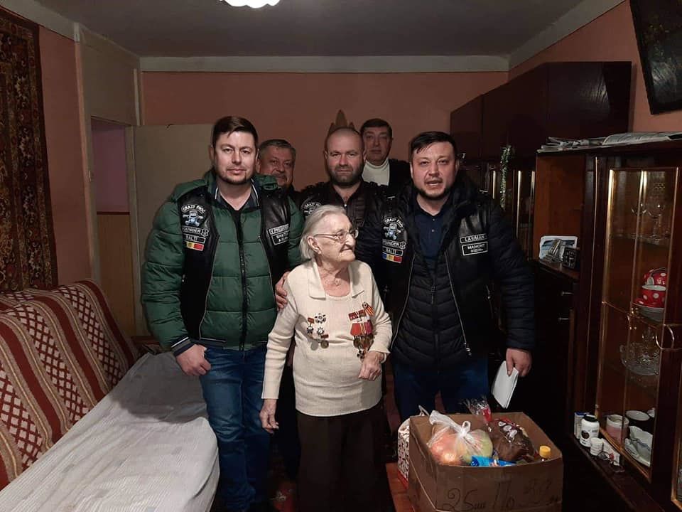 Бельцкие байкеры поздравили ветеранов ВОВ с Новым годом
