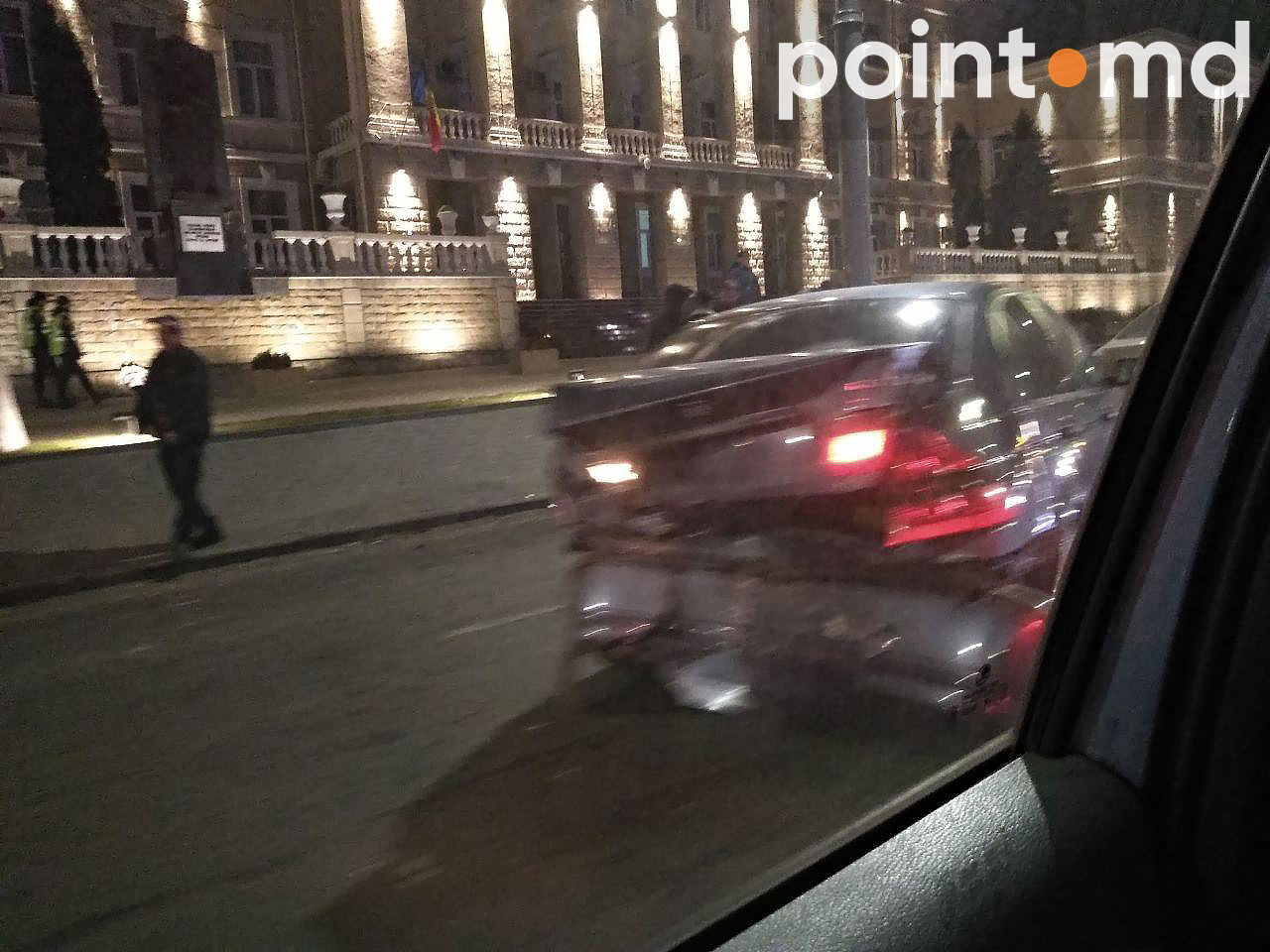 Прямо перед зданием МВД столкнулись BMW и Toyota: движение затруднено