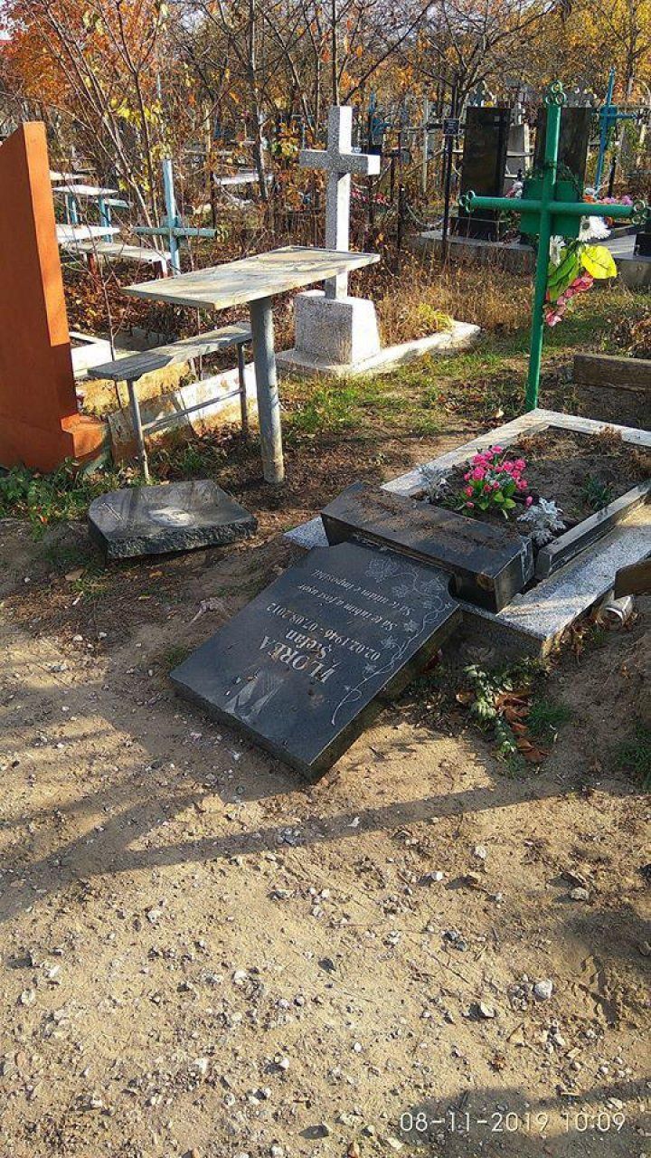 На кладбище в Дурлештах вандалы разрушили могилу