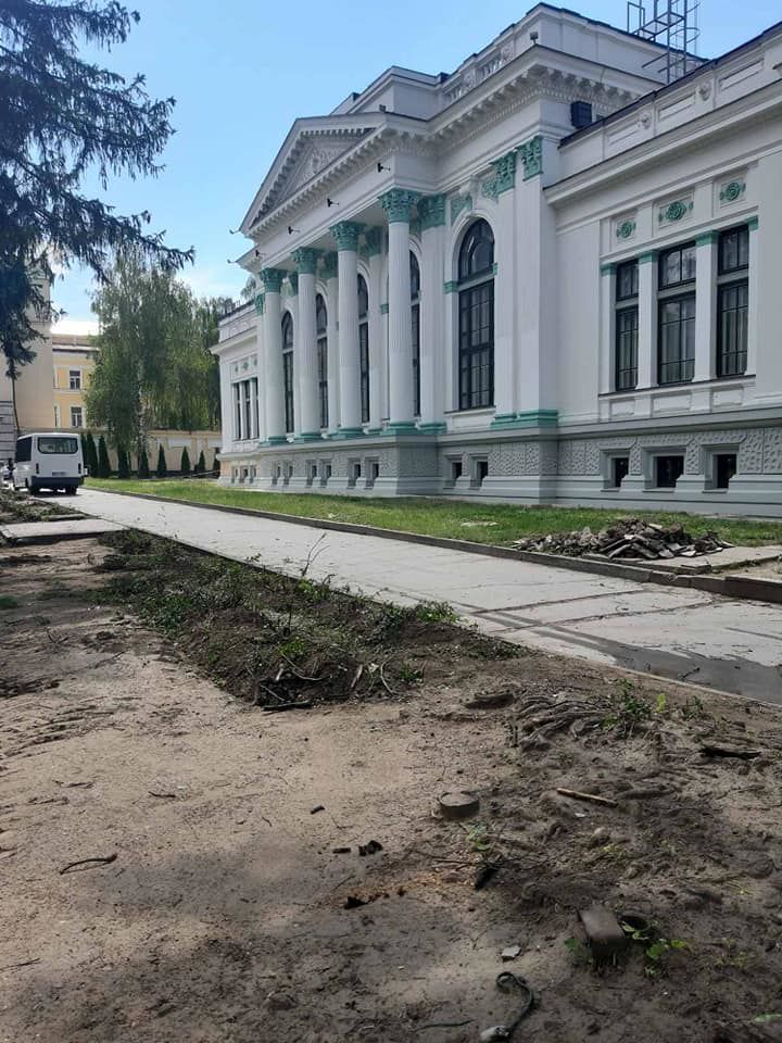В сквере, где находился "Кишиневский Арбат", выкорчевывают деревья