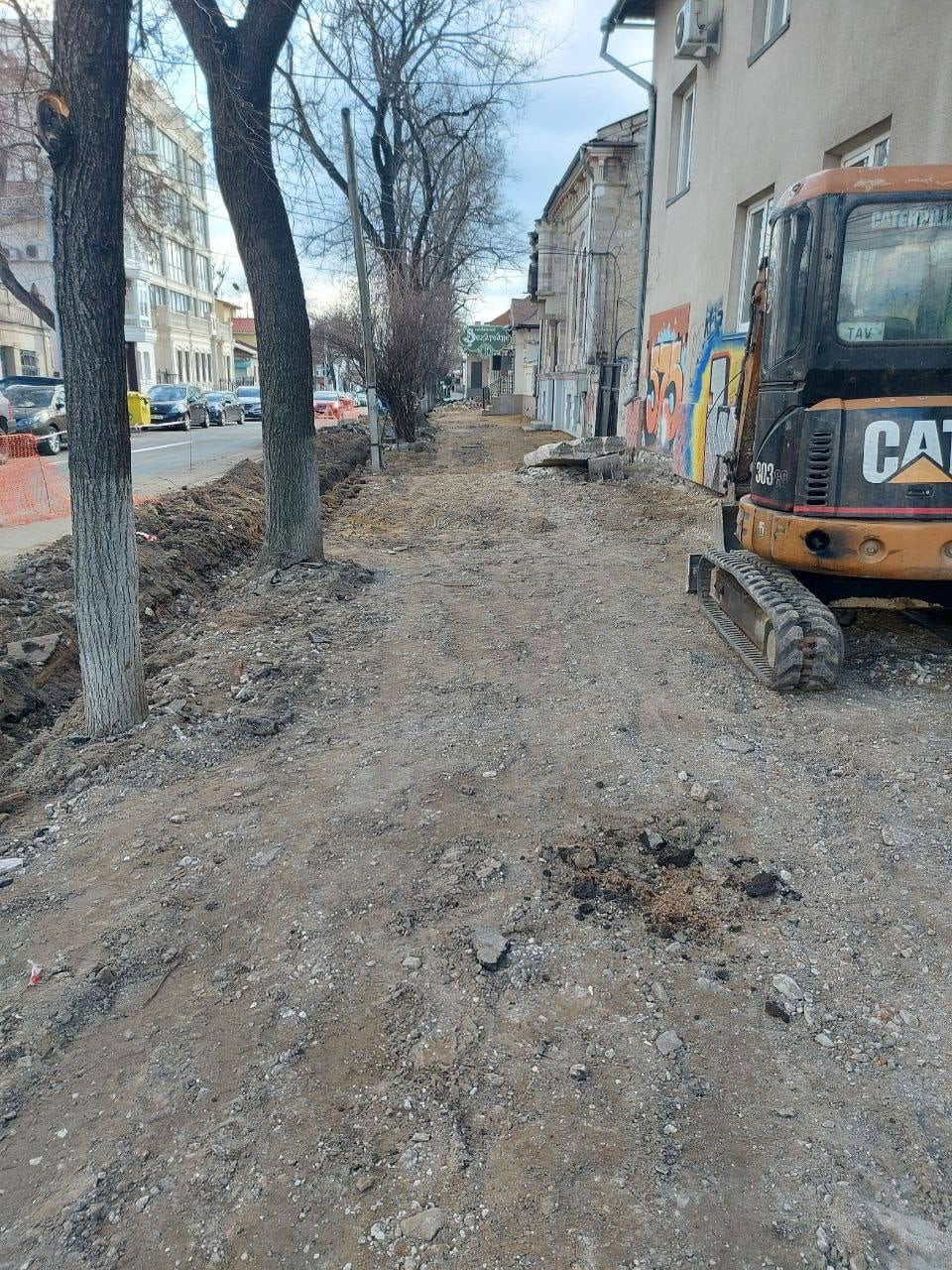 Продолжается ремонт тротуара на улице А. Щусева