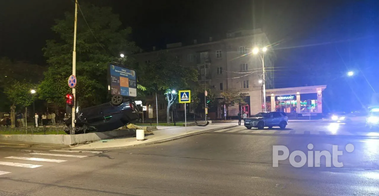 Șoferița unui Range Rover a provocat un accident în Capitală: Un Opel s-a răsturnat