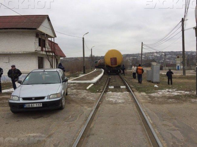 В Новоаненском районе поезд врезался в автомобиль