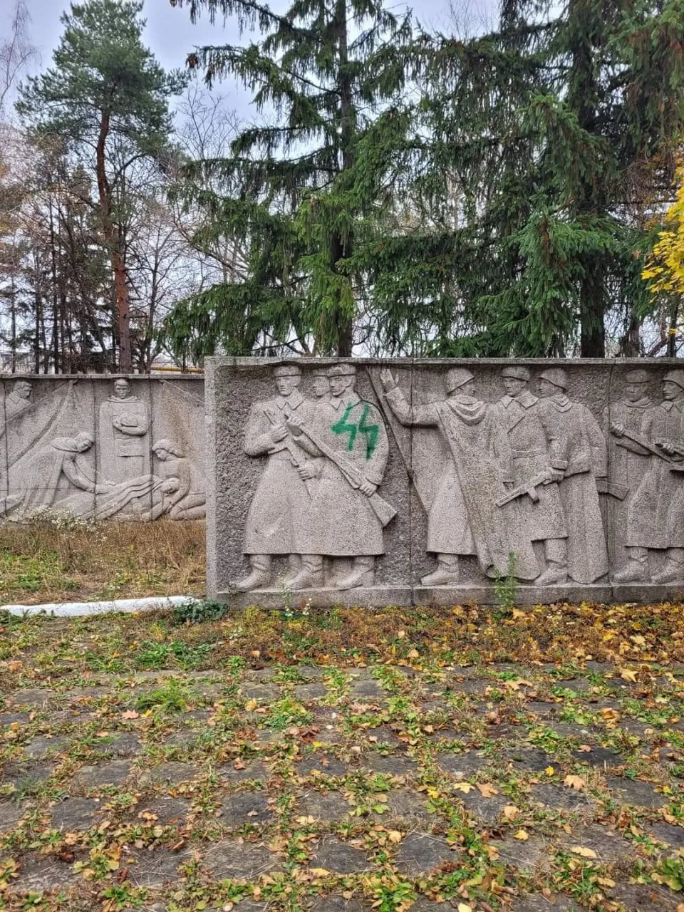 В Молдове вандалы нанесли свастику на памятники мемориала советским воинам