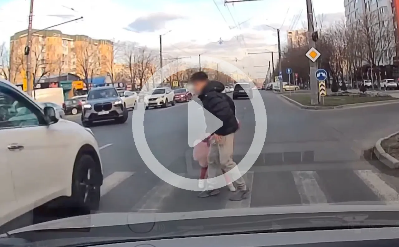 Un șofer a fost la un pas de a lovi doi copii pe o trecere de pietoni din Capitală