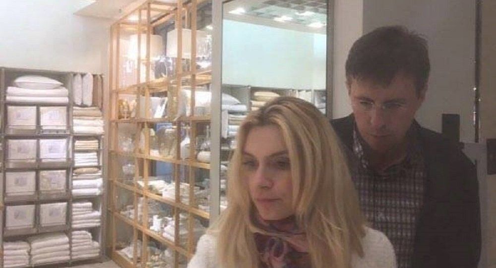 Chirtoacă a fost prins azi cu o altă blondă, admirând dormitoare