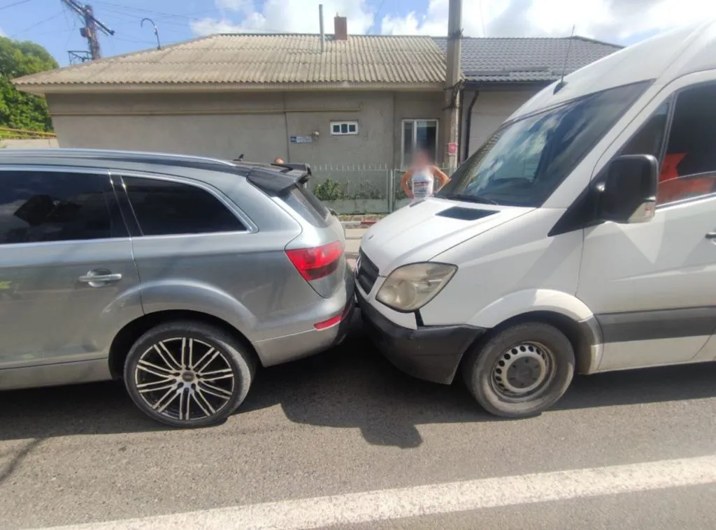 В цепную аварию в Бельцах попали два автомобиля и троллейбус