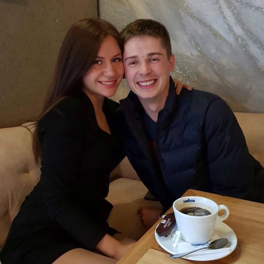 Полицейский, отказавшийся говорить по-русски, оказался женихом певицы