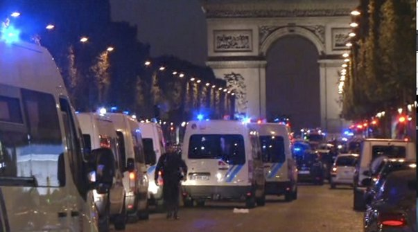 Alertă Franța: Schimb de focuri pe Champs-Elysées, un polițist ucis