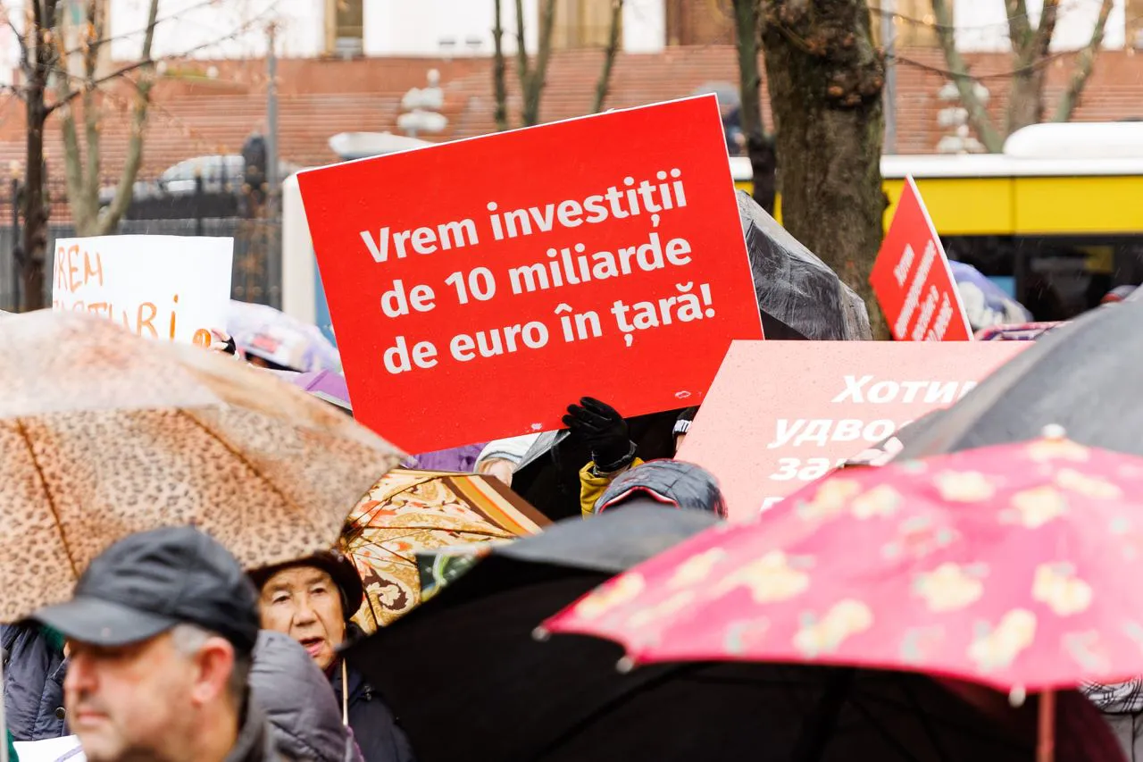 Сторонники партии "Шор" вышли на протест к зданию парламента