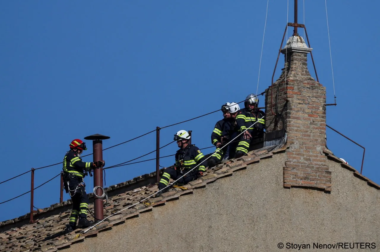 O nouă țeavă pentru semnalele de fum privind alegerea noului papă, instalată la Vatican