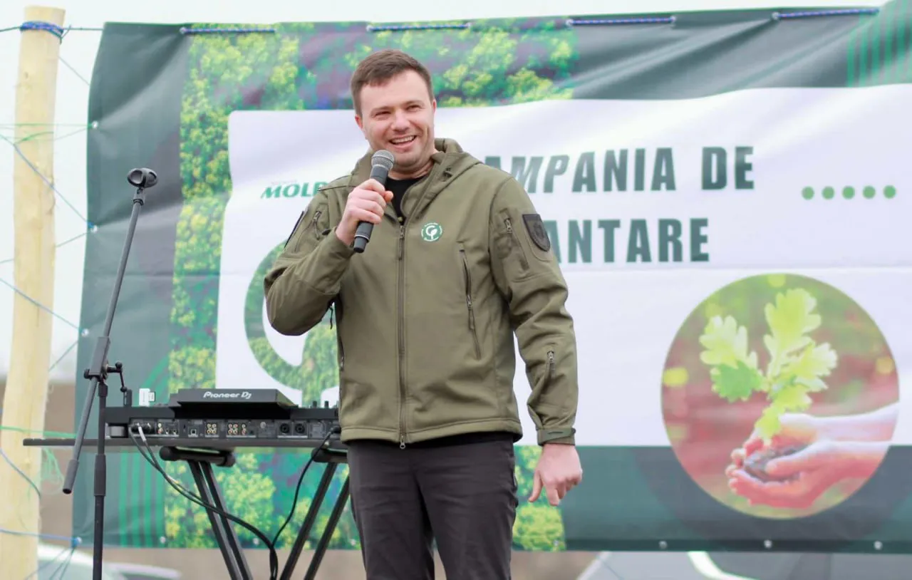 Тысячи людей посадили 30 гектаров леса в Жямэне