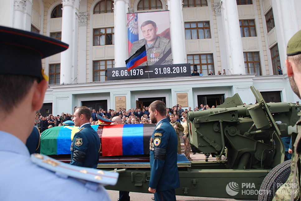 Около 200 тыс. человек принимают участие в шествии в центре Донецка в память о Захарченко
