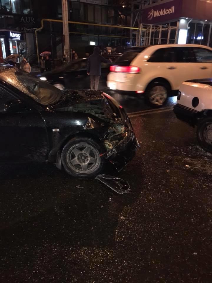 Accident grav în sectorul Rîșcani. Două automobile s-au ciocnit violent lângă Pan-Com