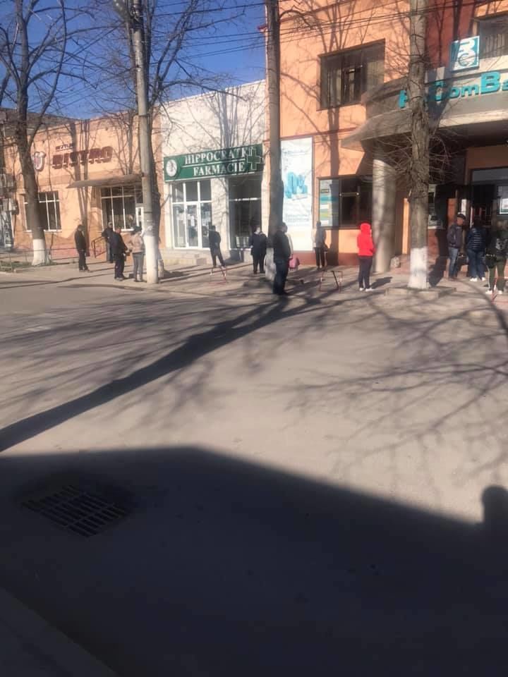 В центре Глодян, где зафиксирована вспышка COVID-19, многолюдно