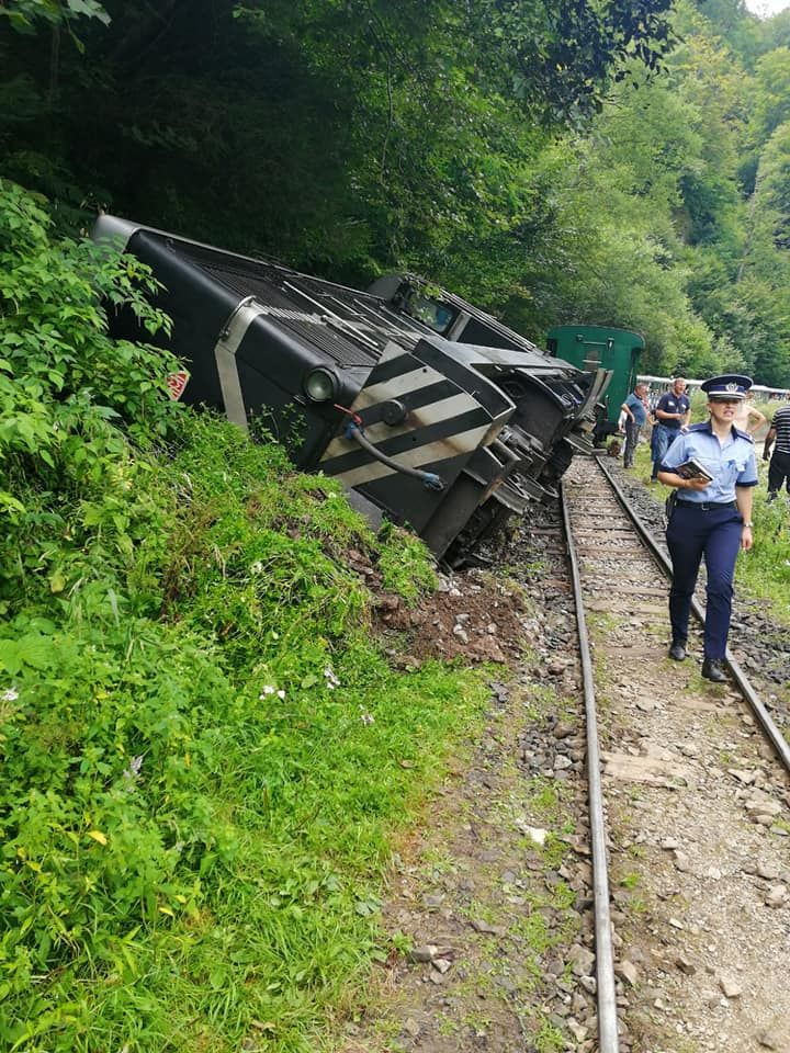 В Сети появились фото сошедшего с рельсов туристического поезда в Румынии