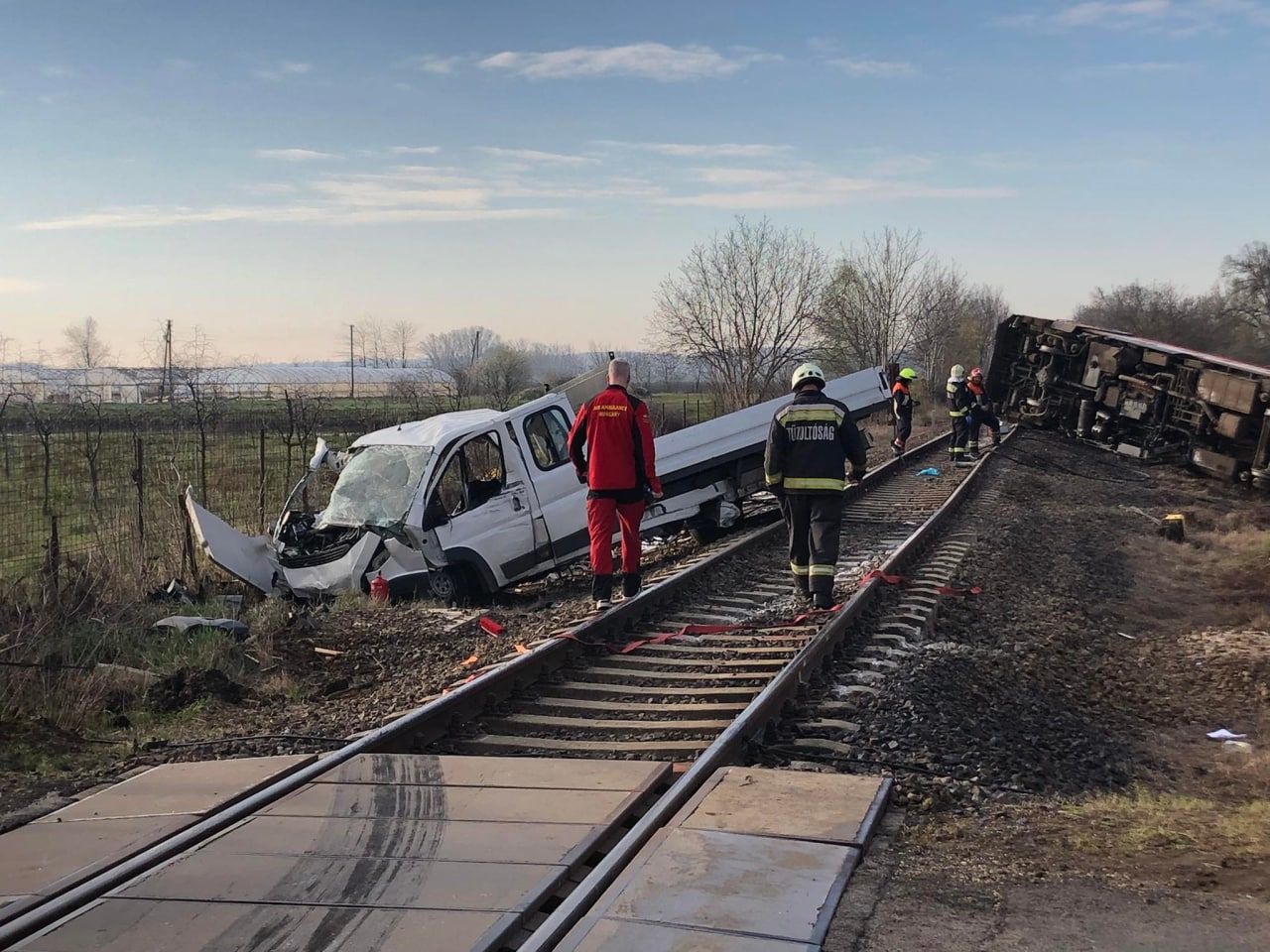 В Венгрии поезд столкнулся с грузовиком: пятеро погибли, более 10 человек получили ранения