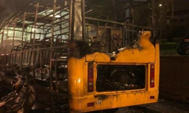 В Киеве вспыхнула и взорвалась маршрутка