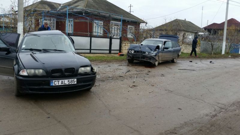 Три человека попали в больницу в результате аварии в Бричанах