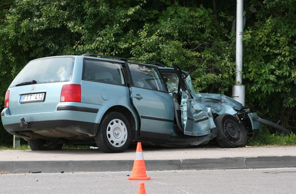 В Литве Hummer НАТО врезался в авто со студентками