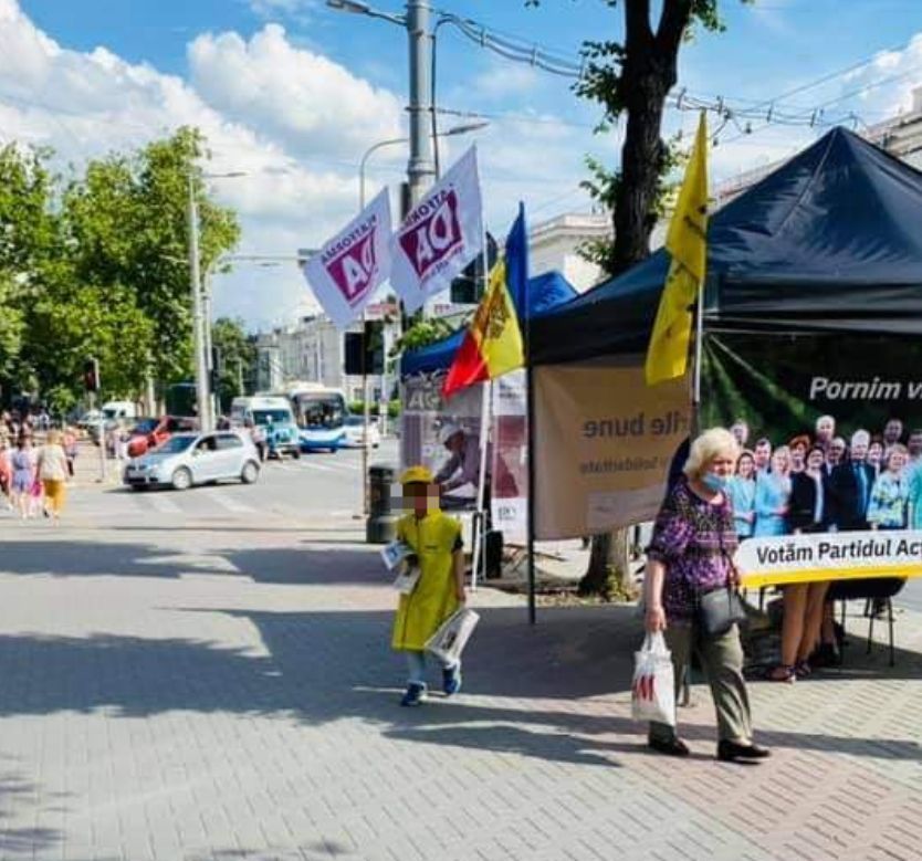 Ребенок с предвыборными материалами замечен возле палатки PAS