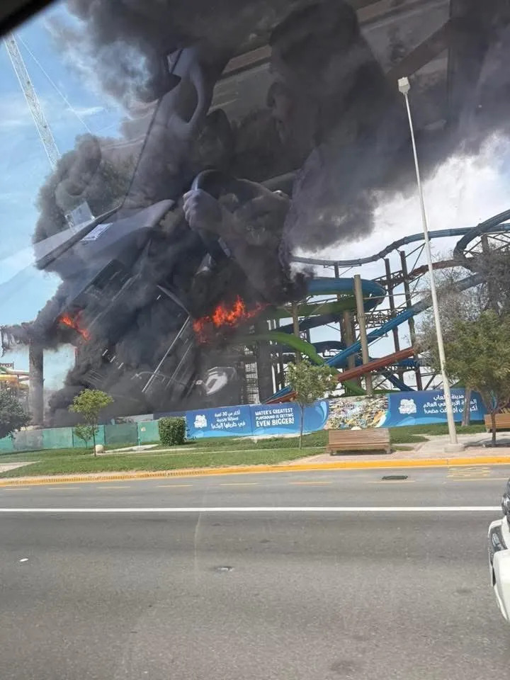 Un incendiu puternic a cuprins parcul acvatic Yas Waterworld din Abu Dhabi