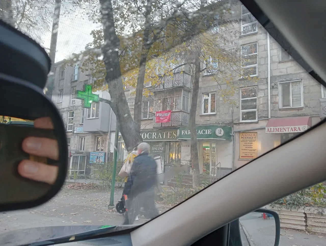 Un locuitor din Chișinău a atârnat pe balcon un poster în sprijinul lui Trump