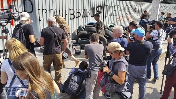 Под здание студии "Интер" в Киеве националисты привезли шины