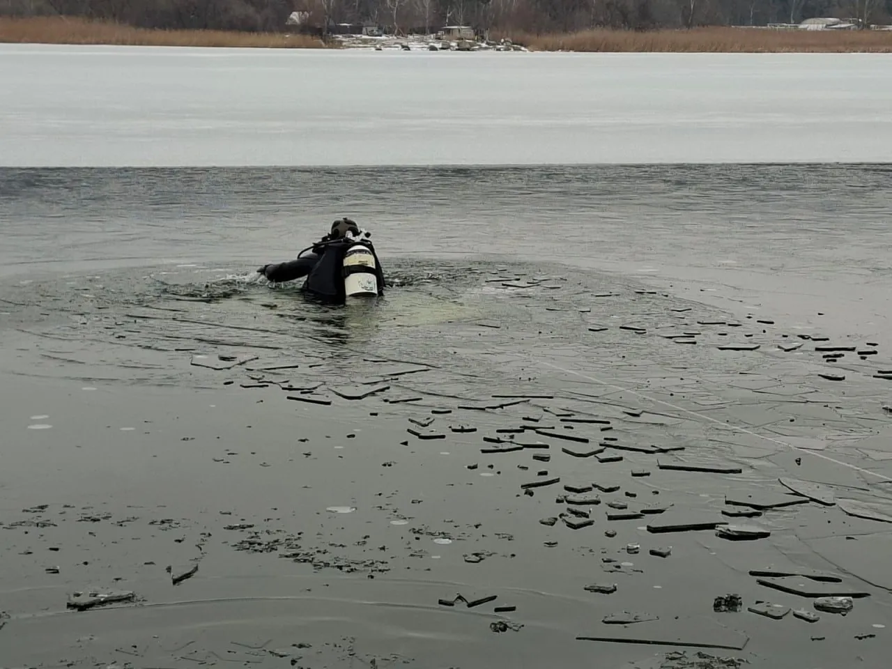 O mașină s-a prăbușit sub gheață în lacul Ghidighici: A fost observată de o dronă