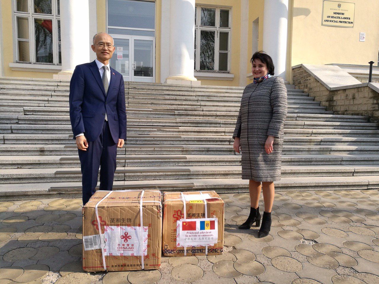 Китай передал Молдове еще 1000 тестов на коронавирус