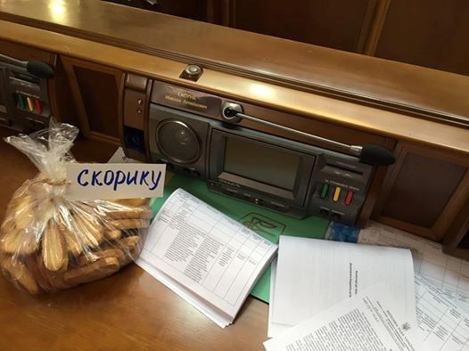 В Раде произошла потасовка из-за сухарей