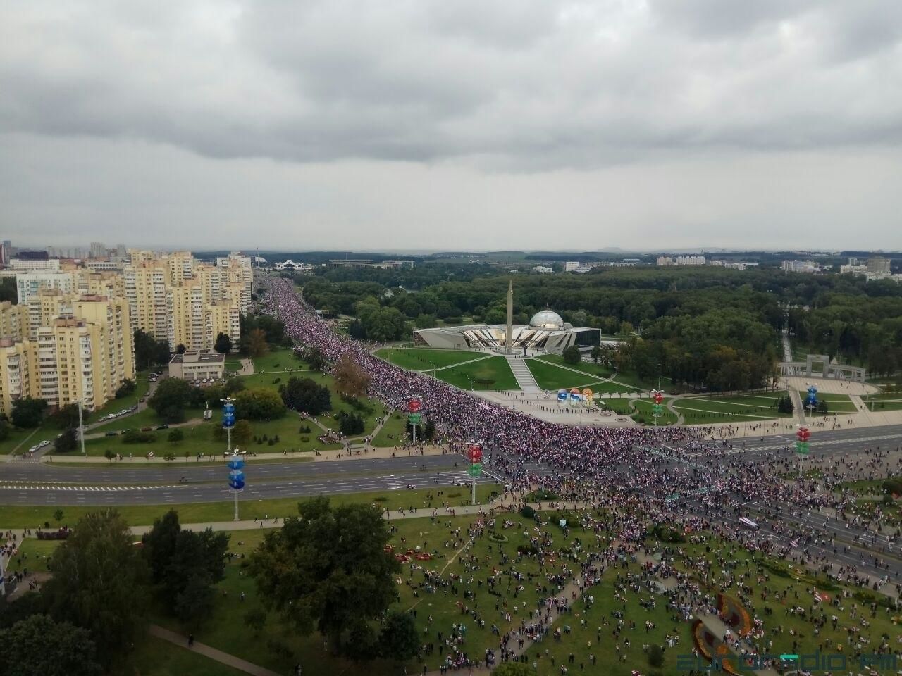 Многотысячная толпа протестующих подошла к резиденции Лукашенко в Минске