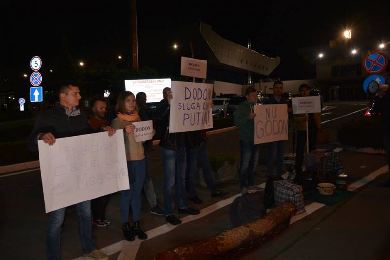 „Sluga rușilor”: Igor Dodon, întâmpinat cu protest pe Aeroportul din Chișinău