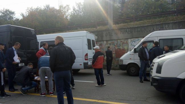 В центре Кишинева в знак протеста припарковали десятки микроавтобусов