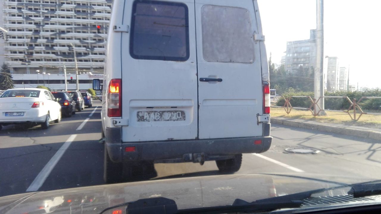 Circula fără o plăcuţă de înmatriculare, dar a găsit o ieşire din situaţie