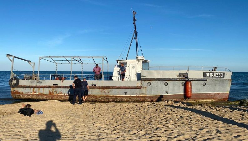 Судно прибило к пляжу и село на мель в Затоке