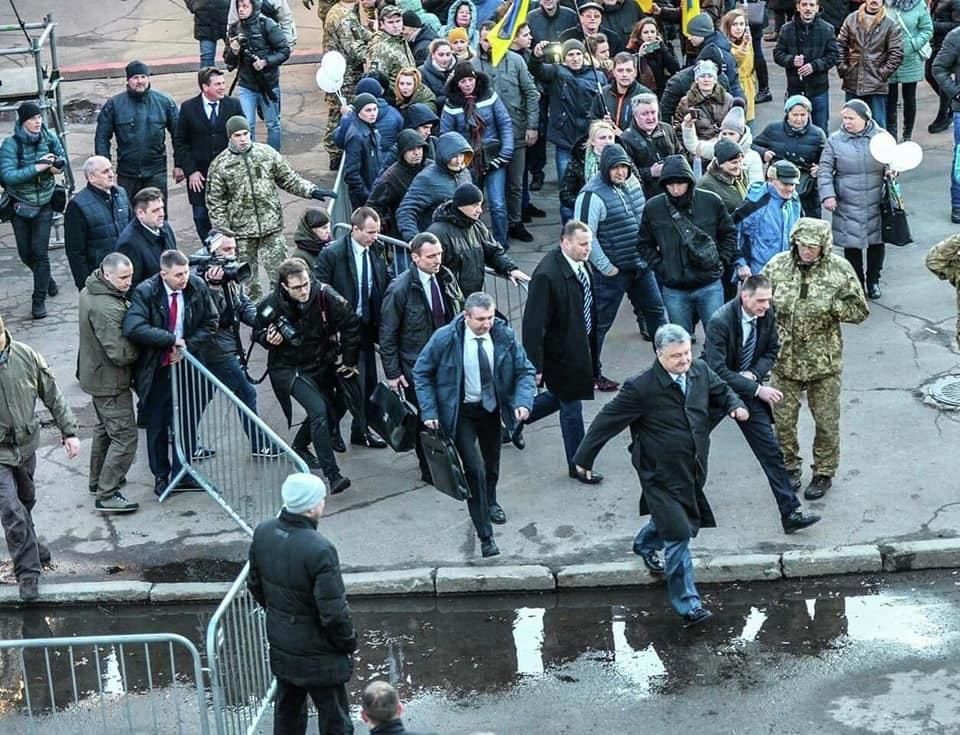 На Украине объяснили фотографию с "убегающим" Порошенко